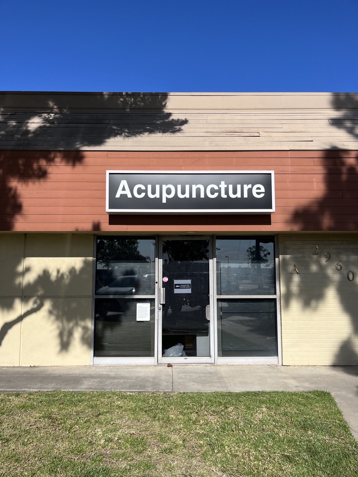 Exterior entrance to Shizue Acupuncture in Costa Mesa
